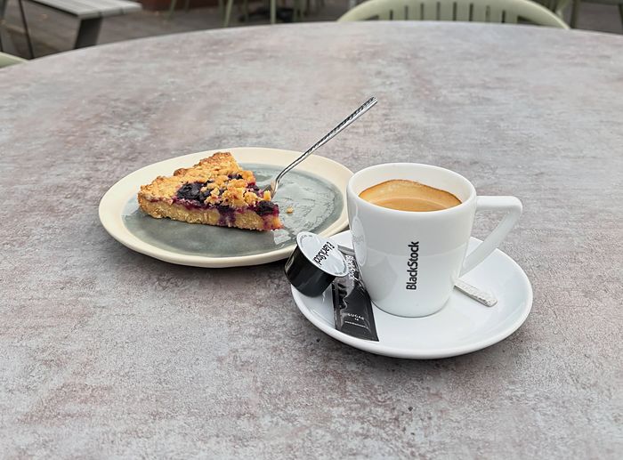 Koffie met een punt ambachtelijke crostata op het terras