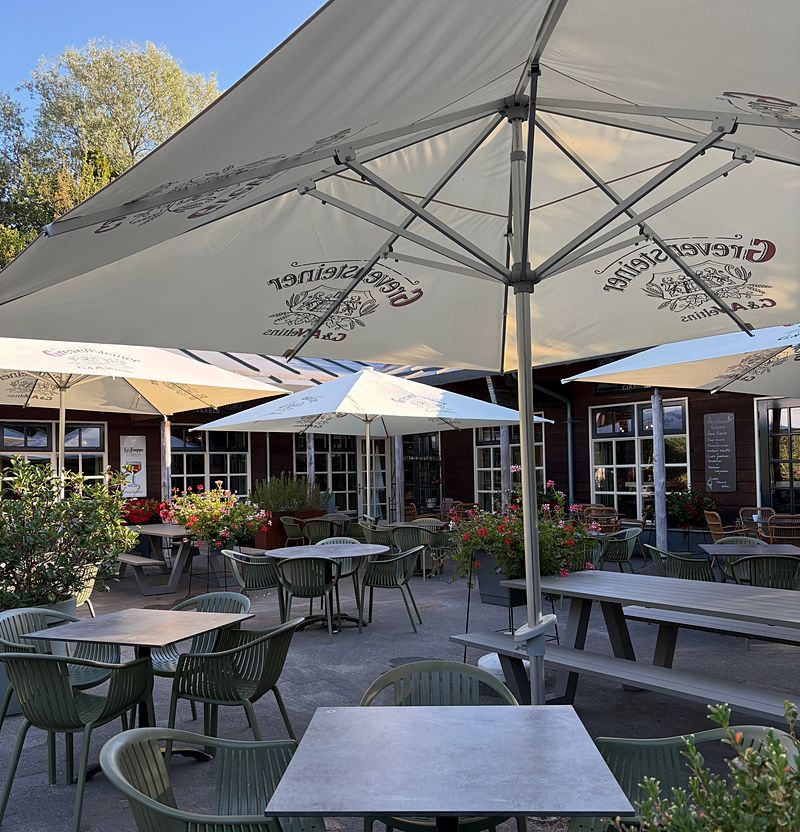 Het terras onder de parasols